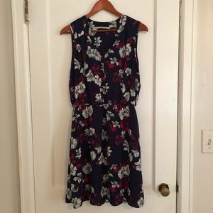 Floral print sleeveless dress.